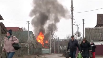 Guerre en Ukraine : à Irpin, les civils fuient sous les bombardements