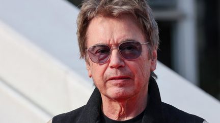 Jean-Michel Jarre, auteur-compositeur sur les marches du Palais des festivals, 25 janvier 2024. (ERIC DERVAUX / AFP)