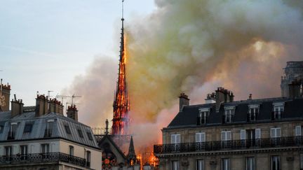 Une heure après le début de l'incendie, les flammes embrasent la flèche de la cathédrale de Notre-Dame. Sa rénovation&nbsp;était en cours, pour la première fois depuis les années 1930.&nbsp; (NICOLAS LIPONNE / NURPHOTO)