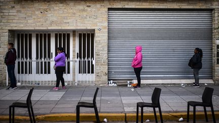 Des Argentins font la queue devant une banque, le 4 avril 2020 à Jose C Paz, dans la région de Buenos Aires (Argentine). (RONALDO SCHEMIDT / AFP)