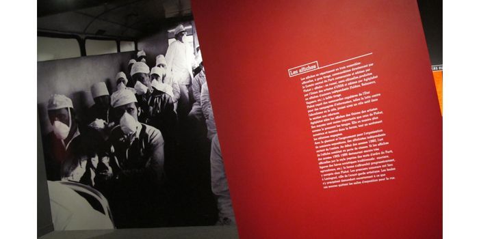 Photographie agrandie pour l&#039;exposition : &quot;Ils vont au travail&quot;. Les liquidateurs se rendent sur le site de la centrale, sommairement protégés
 (Laurence Houot-Remy)