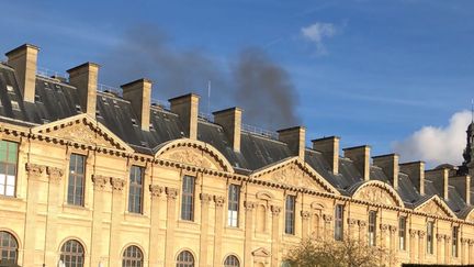 Un incendie s'est déclaré au carroussel du Louvre, à Paris, samedi 9 décembre.&nbsp; (ALEXANDRE BARLOT / FRANCEINFO)