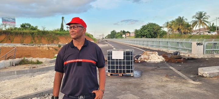 Jocelyn Zou,&nbsp;secrétaire général adjoint de Force ouvrière pour les pompiers guadeloupéens, au rond-point Perrin des Abymes (Guadeloupe), le 25 novembre 2021. (FABIEN MAGNENOU / FRANCEINFO)