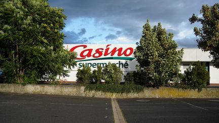 Une enseigne du groupe Casino à Brioude (Haute-Loire), le 3 août 2023. (LAURE BOYER / HANS LUCAS / AFP)