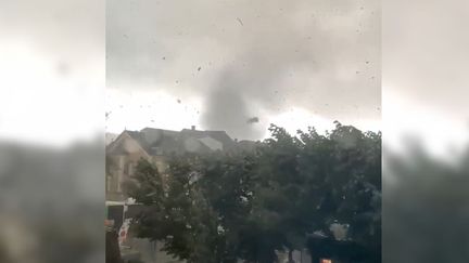 Capture d'écran d'une vidéo du compte Twitter Météo Express, montrant une tornade à Pétange, à la frontière entre le Luxembourg et la Meurthe-et-Moselle, le 9 août 2019 (CAPTURE D'ECRAN COMPTE TWITTER DE METEO EXPRESS)