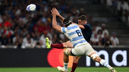 Auteur de trois drops face à l'Argentine le 9 septembre, l’Anglais George Ford est devenu le premier à réaliser cette performance en Coupe du monde depuis 2011. De quoi marcher dans les traces d'un illustre compatriote, Jonny Wilkinson, qui l'avait fait en 2003. (CHRISTOPHE SIMON / AFP)