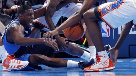 Le Français Ian Mahinmi (Dallas) a terre face à Oklaoma