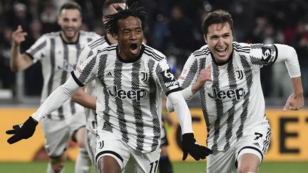 Juan Cuadrado et Federico Chiesa après le but de la Juventus contre l'Inter en demi-finale aller de la Coupe d'Italie le 4 avril 2023. (ISABELLA BONOTTO / AFP)