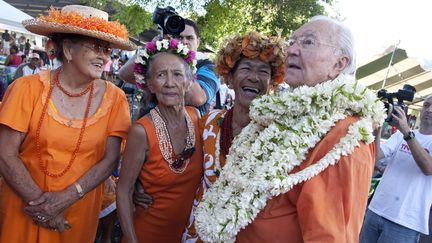 Gaston Flosse discute avec ses partisans du Tahoeraa, le 5 mai 2013, &agrave; Pirae (Polyn&eacute;sie fran&ccedil;aise). (GREGORY BOISSY / AFP)