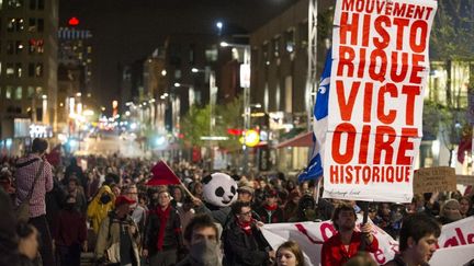 Des &eacute;tudiants manifestent dans les rues de Montr&eacute;al (Canada) le 16 mai 2012. (ROGERIO BARBOSA / AFP)