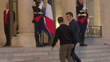 Le président ukrainien Volodymyr Zelensky a été reçu par Emmanuel Macron à l'Élysée, dans la soirée du dimanche 14 mai. Le point sur place avec le journaliste Julien Gal. (FRANCEINFO)