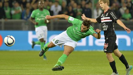 Le milieu de Saint-Etienne J&eacute;r&eacute;my Cl&eacute;ment se heurte au milieu ni&ccedil;ois Vincent Koziello, dimanche 27 septembre 2015 &agrave; Saint-Etienne (Loire).&nbsp; (JEAN-PHILIPPE KSIAZEK / AFP)