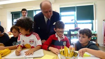 Le ministre français des Affaires étrangères, Laurent Fabius, visite une école élémentaire bilingue anglais-français à Brooklyn, le 23 septembre 2013. (AFP/Emmanuel Dinand)