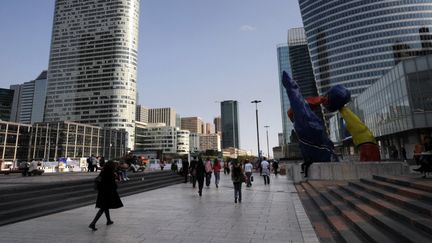 Le quartier d'affaires de La Défense, dans les Hauts-de-Seine, où de nombreuses banques françaises ont établi leur siège social. (BORIS HORVAT / AFP)