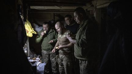 Des soldats ukrainiens à Avdiïvka, le 1er janvier 2024. (OZGE ELIF KIZIL / ANADOLU / AFP)