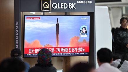 Des images d'un essai de missile nord-coréen, diffusées dans une gare de Séoul, en Corée du Sud, le 6 octobre 2022. (ANTHONY WALLACE / AFP)