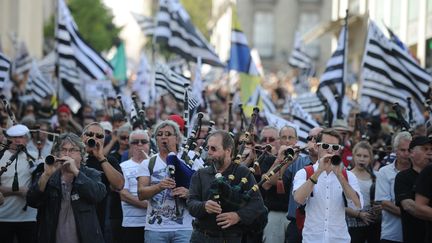 Des partisans du rattachement de la Loire-Atlantique &agrave; la Bretagne d&eacute;filent dans les rues de Nantes, le 27 septembre 2014. (JEAN-SEBASTIEN EVRARD / AFP)