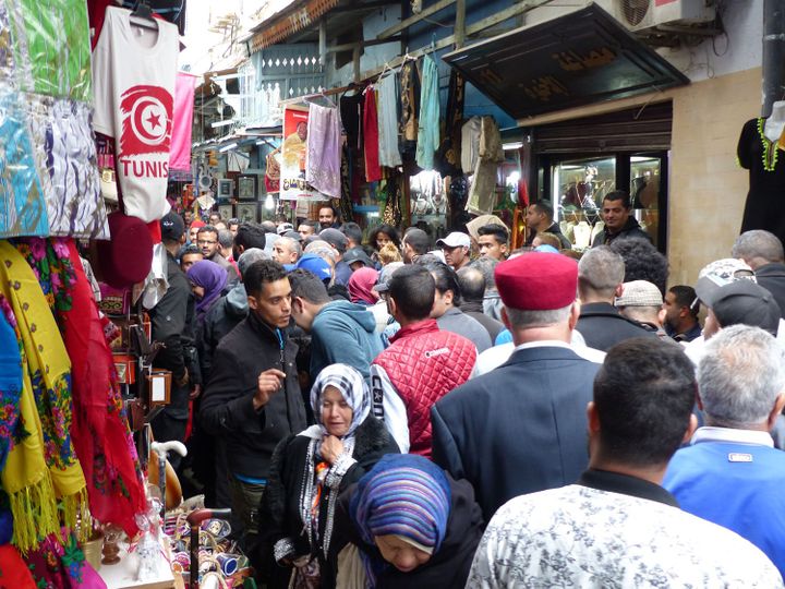 La foule suit Rached Ghannouchi en campagne électorale pour les municipales dans la médina le 3 mai 2018. (FTV - Laurent Ribadeau Dumas)