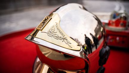 Un casque de pompier posé sur la place de la République à Paris, le 2 décembre 2019. (XOSE BOUZAS / HANS LUCAS)