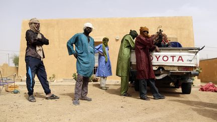 Des membres du&nbsp;Mouvement national de lib&eacute;ration de l'Azawad (MNLA),&nbsp;sur une photo prise le 27 juillet 2013 &agrave; Kidal (Mali). (KENZO TRIBOUILLARD / AFP)