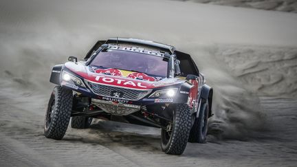 Carlos Sainz dans sa Peugeot (FREDERIC LE FLOC H / DPPI MEDIA)