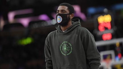 Kyrie&nbsp;Irving lors d'un match de pré-saison à Los Angeles, le 3 octobre 2021. (KEVORK DJANSEZIAN / GETTY IMAGES NORTH AMERICA)