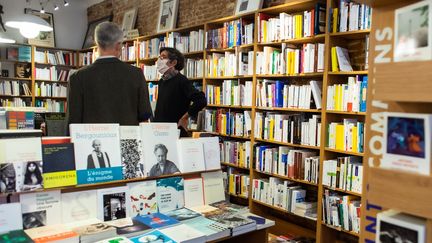 La première sélection du prix Goncourt a été décalée en raison de la pandémie qui a "gravement perturbé les parutions de livres et les ventes en librairies". Apres deux mois de confinement, la librairie du quartier St Aubin à Toulouse rouvre et accueille ses clients. (MATTHIEU RONDEL / HANS LUCAS)