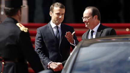 Emmanuel Macron et François Hollande lors de la passation de pouvoirs, le 14 mai 2017 à l'Elysée. (MAXPPP)