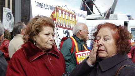 Deux femmes manifestent le 20 avril 2012 pour demander une enqu&ecirc;te sur les b&eacute;b&eacute;s vol&eacute;s. (ANDREA COMAS / REUTERS)