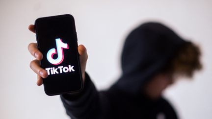 Un adolescent présente un smartphone avec le logo du réseau social chinois Tik Tok, le 21 janvier 2021 à Nantes. (LOIC VENANCE / AFP)