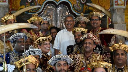 Le président&nbsp;Gotabhaya Rajapaksa, au centre, a promis de renforcer la sécurité dans le pays. (ISHARA S. KODIKARA / AFP)