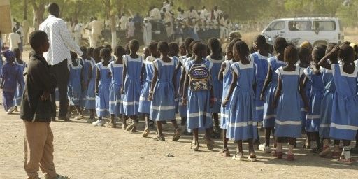 De jeunes filles sur le chemin de l'école à Maga, dans le nord du Cameroun. (Asael  Anthony)