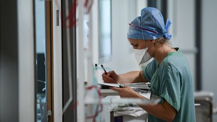 Une soignante&nbsp;à l'hopîtal Pasteur de Colmar (Haut-Rhin), le 22 avril 2021. (SEBASTIEN BOZON / AFP)