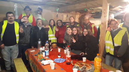 Les "gilets jaunes" picards à Abbeville, dans la Somme, le 24 décembre 2018. (FRANCEINFO / RADIOFRANCE)