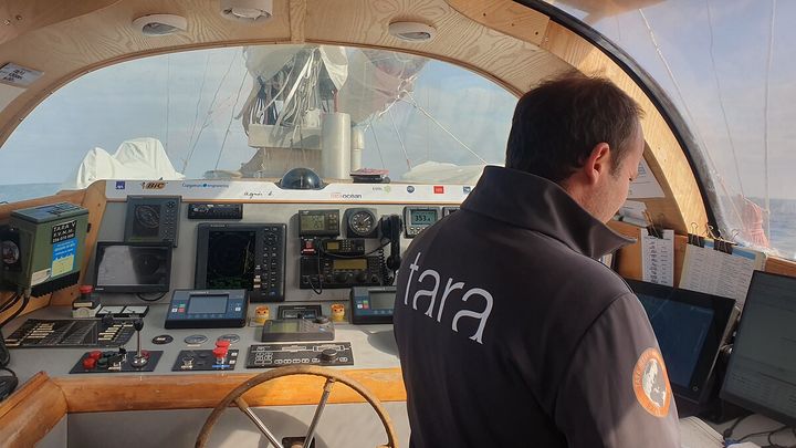 Dans la cabine de pilotage du voilier scientifique Tara. (BORIS HALLIER / RADIO FRANCE)