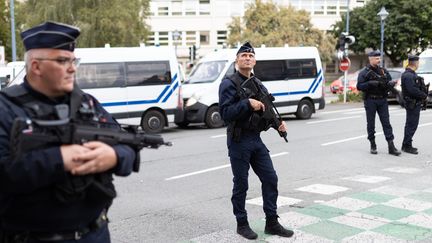 Des policiers mobilisés à Arras (Pas-de-Calais), après l'attaque terroriste dans le lycée Gambetta-Carnot, le 13 octobre 2023. (ALEXIS SCIARD / MAXPPP)