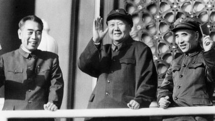 Le Premier ministre Zhu Enlai, le président Mao Tsé-Toung et le ministre de la Défense Lin Biao, place Tien Anmen en octobre 1967, en pleine Révolution culturelle. Les deux ministres brandissent un petit livre rouge des pensées de Mao. Lin Piao, incarnant la gauche de cette lutte mortelle à la tête du PC chinois, disparaît en 1971, officiellement dans un accident d'avion...