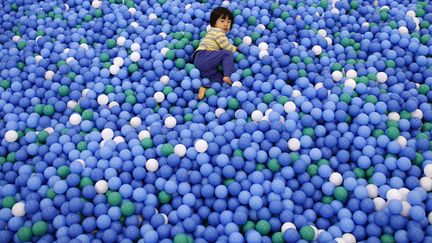 Une petite fille joue dans une aire de jeux indoor construite &agrave; la suite de la catastrophe nucl&eacute;aire de Fukushima &agrave; Koriyama (Japon), le 7 f&eacute;vrier 2014. (TORU HANAI / REUTERS)