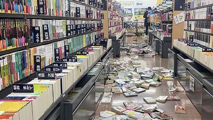 Les livres sont tombés des étagères dans une librairie de Niigata, chef-lieu de la préfecture du même nom. (KYODO / MAXPPP)