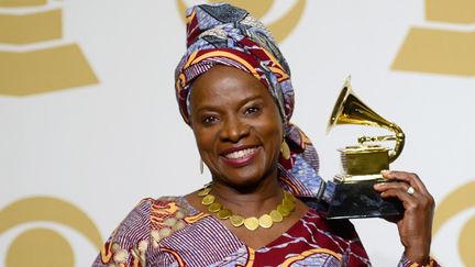 Angélique Kidjo reçoit le Grammy du Meilleur album de Musique du monde, dimanche 8 février 2015.
 (Frazer Harrison / Getty Images North America / AFP)