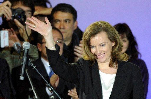 Valérie Trierweiler salue la foule place de la Bastille à Paris (AFP PHOTO / FRANCK FIFE)