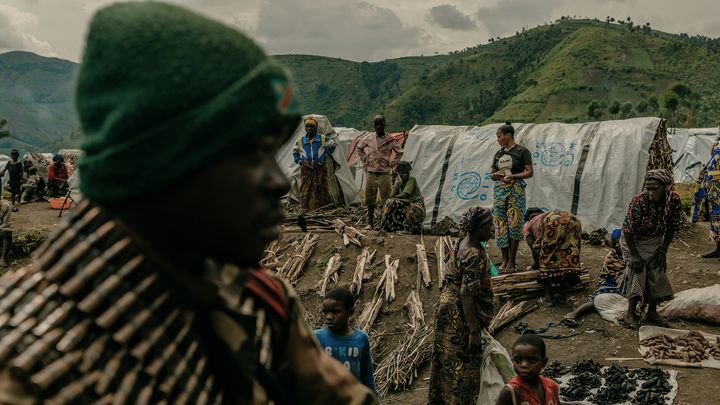 Des soldats des Forces armées de la RDC passent devant le camp de Zaina, qui se vide à mesure que la ligne de front se rapproche. Sake, province du Nord-Kivu, République démocratique du Congo, le 8 avril 2023. (Hugh Kinsella Cunningham)