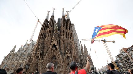 La célèbre basilique de la Sagrada Familia a dû fermer ses portes. L'opéra du Liceu a annulé sa représentation. Et la majeure partie des stands du marché de la Boqueria, très prisé par les touristes, et de nombreux commerces&nbsp;ont fermé. (ALBERT GEA / REUTERS)