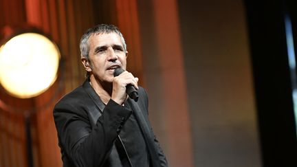 Julien Clerc chante lors du Fnac Live Festival à Paris, le 8 juillet 2017. (DAN PIER / CITIZENSIDE / AFP)