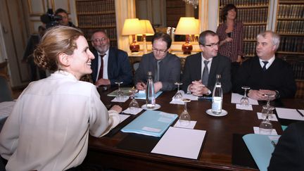 Nathalie Kosciusko-Morizet recevant les syndicalistes de SeaFrance, lundi 2 janvier 2012, &agrave; Paris. (JACQUES DEMARTHON / AFP)