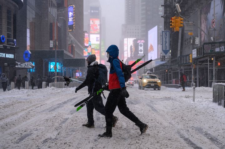 Skiers cross a street in Manhattan, New York, on January 29, 2022. (ED JONES / AFP)