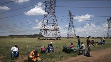 Chômeurs à Masakhane (nord-est de l'Afrique du Sud) le 5 février 2015. (MARCO LONGARI / AFP)