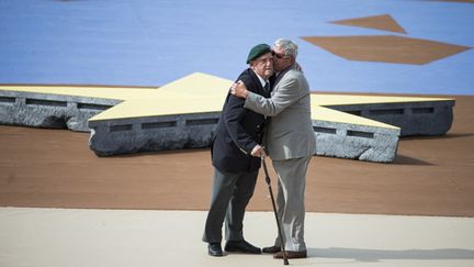 &nbsp; (Le vétéran français Leon Gautier du commando Kiieffer et le vétéran allemand Johannes Borner © REUTERS / Ian Langsdon)