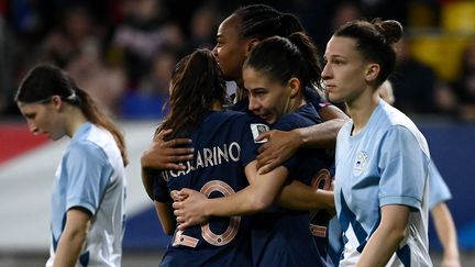 Les Françaises célèbrent le but de Delphine Cascarino contre la Slovénie, à la MMArena du Mans, mardi 12 avril. (FRANCK FIFE / AFP)