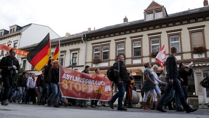 Des militants du parti néonazi NPD manifestent contre le droit d'asile, le 9 septembre 2015 à Riesa (Allemagne). (FABRIZIO BENSCH / REUTERS)